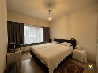 Instapklaar 2 slaapkamerappartement met terras!Dit appartement op de eerste verdieping, in een kleinschalig gebouw zonder lift, is rustig gelegen en...