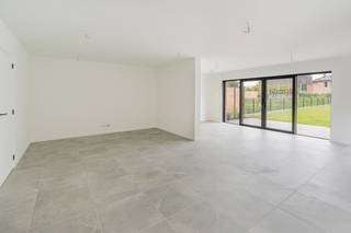 <p>In het centrum van Wespelaar verrijst deze stijlvolle halfopen nieuwbouwwoning waar comfort, duurzaamheid en een hoogwaardige afwerking centraal staan.</p><p>Het gelijkvloers biedt een ruime inkomhal met gastentoilet, een praktische berging en een lichtrijke leefruimte met open keuken. Grote raampartijen zorgen voor een aangename lichtinval en creëren een mooie verbinding met tuin en terras.</p><p>Op de eerste verdieping bevinden zich twee ruime slaapkamers, een aparte dressing of bureauruimte en een stijlvolle badkamer met ligbad, inloopdouche en dubbele wastafel. De zolderverdieping werd ingericht als een volwaardige derde slaapkamer met een tweede badkamer, ideaal als master suite, gastenverblijf of tienerkamer.</p><p>De woning wordt volledig afgewerkt én geschilderd opgeleverd in een warme, tijdloze stijl met kwaliteitsvolle materialen en hedendaags wooncomfort. Dankzij zonnepanelen, moderne technieken en doorgedreven isolatie voldoet de woning volledig aan de huidige energienormen.</p><p>De verkoopprijs wordt opgesplitst in een grond- en constructiewaarde. Op de grondwaarde betaalt u registratierechten, op de constructiewaarde is 21% btw van toepassing.</p><p><strong>Op zoek naar een instapklare nieuwbouwwoning waar kwaliteit, ruimte en energiezuinigheid samenkomen? Dan is dit een opportuniteit die u niet wilt missen.</strong></p>