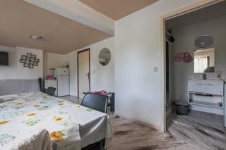 Bent u op zoek naar een direct renderende uitbreiding van uw vastgoedportefeuille?<br />Deze charmante woning aan de Krakeelhoek 11 biedt een ijzersterke business case voor slimme investeerders. Gelegen op een mooi perceel van 322 m², geniet dit pand van een uiterst scherpe instapprijs en een strategische ligging nabij de belangrijkste invalswegen.<br /><strong>Onmiddellijk en stabiel huurrendement</strong><br />Geen risico op leegstand of opstartkosten: de woning is momenteel betrouwbaar verhuurd aan € 700 per maand. Met de scherpe vraagprijs van € 169.000 geniet u vanaf dag één van een hoog bruto huurrendement (5%).<br />Bovendien is de woning technisch al goed uitgerust met een efficiënte condenserende gasketel (HR-top) en overal dubbele beglazing, wat zorgt voor een optimaal binnencomfort.<br /><strong>Veilig voor de toekomst: Vrij van renovatieverplichting</strong><br />Een grote financiële troef is de gunstige EPC-score van 368 kWh/(m² jaar) (Energielabel D). Hierdoor voldoet het pand direct aan de huidige Vlaamse normen en rust er geen onmiddellijke renovatieverplichting op de woning binnen de 5 jaar. Het dak is bovendien al voorzien van een basislaag isolatie. U investeert dus in een vastgoedobject zonder verborgen of verplichte energetische kosten op korte termijn.<br /><strong>Strategische ligging</strong><br />Gelegen in landschappelijk waardevol agrarisch gebied geniet de huurder van een open gevoel. Dankzij de nabijheid van de E17 is de verbinding naar Kortrijk, Gent of Antwerpen werkelijk optimaal. Dit maakt het pand een bijzonder aantrekkelijke uitvalsbasis voor pendelaars die vlot op hun werk willen geraken.<br /><strong>Contact</strong><br />Voor verdere info en/of een bezoek ter plaatse, gelieve Christophe te contacteren via info@exactimmo.be