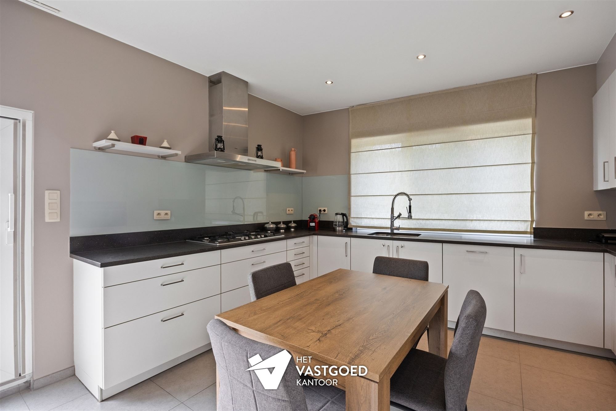 PERFECT ONDERHOUDEN GELIJKVLOERS APPARTEMENT (146M²) MET 3 SLAAPKAMERS EN TERRAS TE HASSELT - foto 3