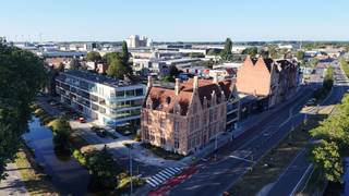 Langs de Vaartstraat, vlak bij het centrum van Brugge, bevindt zich dit ruime en volledig instapklare 3-slaapkamerappartement in Residentie De Gendarmerie. Een eigentijds appartement waar een doordachte indeling, hoogwaardige materialen en een uitzonderlijke lichtinval samenkomen. De ruime leefruimte geniet dankzij de grote raampartijen van bijzonder veel natuurlijk licht en sluit mooi aan op het terras. Dankzij de verschillende oriëntaties geniet u hier van ’s morgens tot ’s avonds van de zon. <br /><br />Ook binnen werd veel aandacht besteed aan afwerking en wooncomfort. Het appartement is volledig geschilderd en voorzien van verlichting, parket en kwalitatief maatwerk. De stijlvolle maatwerkkeuken werd uitgevoerd met zorgvuldig gekozen materialen en vormt een echte blikvanger in de leefruimte. Met drie volwaardige slaapkamers en voldoende bijkomende opbergruimte biedt het appartement bovendien alle ruimte voor comfortabel wonen. In de ondergrondse parkeergarage, bereikbaar via een autolift, bevinden zich parkeerplaatsen en private kelderbergingen.<br />De ligging vormt een bijkomende troef: vlak bij het historische centrum van Brugge en de Brugse Ring, waardoor zowel het centrum als de belangrijkste invalswegen vlot bereikbaar zijn.<br /><br /><strong>Troeven: </strong>
<ul>
<li>Volledig instapklaar en hoogwaardig afgewerkt; </li>
<li>Drie slaapkamer en ruime badkamer; </li>
<li>Groot terras met zon van 's morgens tot 's avonds </li>
<li>Schilderwerken en verlichting inbegrepen; </li>
<li>Energiezuinig appartement; </li>
<li>Vlakbij het centrum van Brugge en toch vlot bereikbaar! </li>
</ul>
Aarzel zeker niet om contact op te nemen bij verdere interesse! <br />
