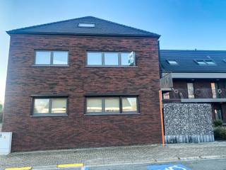 <strong>Mooi appartement met twee slaapkamers inclusief parking en kelder gelegen in Tienen. </strong><br /><br /><span><strong>Indeling appartement:</strong></span> inkomhal, apart toilet, berging met aansluiting voor een wasmachine en droogkast, ruime, lichtrijke woonkamer met open keuken, terras, twee slaapkamers en een badkamer met dubbele lavabo en douche. <br /><br />Naast het appartement is er nog een <strong>ondergrondse parking</strong> en een ruime <strong>kelderberging</strong>.<br /><br />De huurprijs van het appartement is 950 euro + 50 euro provisie voor de gemeenschappelijke kosten. <br />Het verbruik is individueel. Beschikbaar vanaf 1 december 2026.