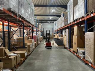 Bedrijfsgebouw in industriezone Wommelgem bestaande uit magazijn van 940m² met mezzanine van 144m² voor extra stockage. Het magazijn telt 1...