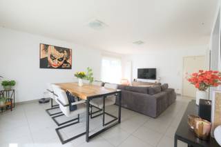 <p><span>Ontdek dit vrolijke en moderne appartement, gelegen in Tessenderlo-Ham, met 2 slaapkamers, tuin, terras en ruime garage. Dankzij de vlotte verbinding met de E313 geniet je hier van een uitstekende bereikbaarheid en woon je op een ideale locatie voor wie comfort en rust wil combineren.</span></p>
<p><b>Indeling &amp; troeven:</b></p>
<ul>
<li><span>Gezellige en lichtrijke leefruimte met zithoek, eetplaats en open keuken</span></li>
<li><span>Praktische berging aansluitend aan de keuken</span></li>
<li><span>Functionele indeling met inkomhal, apart toilet, badkamer en 2 slaapkamers</span></li>
<li><span>Aangenaam terras en tuin om in alle rust van het buitenleven te genieten</span></li>
</ul>
<p><b>Garage:</b></p>
<ul>
<li><span>Ruime garage, bereikbaar via de oprit</span></li>
<li><span>Bijkomende parkeerruimte voor bezoeker(s)</span></li>
</ul>
<p><b>Energie en comfort:</b></p>
<ul>
<li><span>EPC-label B – 174 kWh/m² jaar.</span></li>
<li><span>Certificaatnr. 20260408-0003843070-RES-1.</span></li>
<li><span>Centrale verwarming op gas </span></li>
<li><span>Rolluiken aanwezig (rondom)</span></li>
</ul>
<p><b>Ligging:</b></p>
<ul>
<li><span>Gelegen in Tessenderlo-Ham</span></li>
<li><span>Uitstekende bereikbaarheid</span></li>
<li><span>Vlotte verbinding met de E313</span></li>
</ul>
<p><b>Praktisch:</b></p>
<ul>
<li><span>Huurprijs: 960 EUR/maand</span></li>
<li><span>Gemeenschappelijke kosten: 30 EUR/maand</span></li>
<li><span>Huurwaarborg: 3 maanden</span></li>
<li><span>Beschikbaar vanaf 01/07/2026</span></li>
</ul>
<p><b>Interesse?</b></p>
<p><span>Zie jij jezelf hier al wonen? Neem vandaag nog contact met ons op voor meer informatie of om een bezoek te plannen. Dit kan via mail naar verhuur@immohuismus.be of via telefoon naar Yannick op 0476 49 06 72.</span></p>
<p></p>