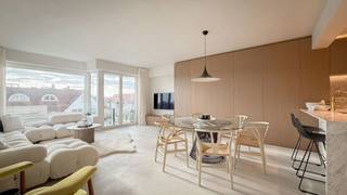 <p><strong>Exclusief gerenoveerd appartement met prachtig uitzicht op de Minigolf en op een steenworp van de Zeedijk...</strong></p>
<p>Laat u verrassen door dit stijlvol gerenoveerde appartement in het hart van het Zoute, gelegen op de derde verdieping van een prestigieuze residentie. Dit ruime 3-slaapkamerappartement combineert luxe, licht en een ideale ligging met een magnifiek open zicht op de Minigolf en een zonnige zuidgerichte leefruimte.</p>
<p>Indeling: Uitnodigende inkomhal met vestiaire en gastentoilet. De lichtrijke leefruimte, met hoge plafonds en grote raampartijen, biedt een adembenemend zicht en geeft toegang tot een zonnig terras. De woonkamer is uitgerust met een gezellige zithoek en een elegante eetplaats. Aangrenzend vindt u een volledig ingerichte open keuken met modern design, voorzien van hoogwaardige Miele-toestellen en een praktisch keukeneiland met ontbijthoek.</p>
<p>Een aparte berging met aansluitingen voor wasmachine en droogkast zorgt voor extra comfort. De nachthal leidt naar drie stijlvolle slaapkamers. De hoofdslaapkamer beschikt over een privatieve douchekamer met lavabo, douche en toilet. De tweede badkamer, met douche, lavabo en apart toilet. De 3e kamer is ingericht met een ingebouwd stapelbed, ideaal voor kinderen of gasten.</p>
<p>Troeven:</p>
<ul>
<li>Hoogwaardige renovatie met kwalitatieve afwerking.</li>
<li>Zuidgericht terras met prachtig uitzicht.</li>
<li>Privatieve kelder en gemeenschappelijke fietsenberging.</li>
<li>Mogelijkheid tot aankoop van een garage in de nabije omgeving.</li>
</ul>
<p>Deze unieke woonst biedt een perfect evenwicht tussen elegantie, comfort en een uitzonderlijke ligging in Knokke Zoute. Een ideale investering voor wie op zoek is naar luxe en rust op wandelafstand van de Zeedijk.</p>
<p>Plan snel uw bezoek en laat u overtuigen door de charme en kwaliteit van dit exclusieve appartement!</p>