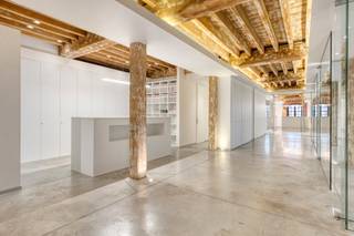 Bienvenue au Magazijn Julia – un ancien entrepôt avec écuries et forge, conçu en 1876 par Charles De Coster et construit dans un style...