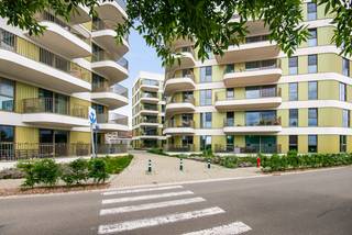 Op een uitstekende ligging aan het Robert Vekemansplein in Boom bevindt zich dit gelijkvloers BEN appartement. Gelegen vlak aan de Rupel geniet u hier van een unieke combinatie van rust, groen en water, terwijl winkels, horeca, openbaar vervoer en belangrijke invalswegen zich in de directe omgeving bevinden. Bovendien wandelt u in enkele minuten naar de gezellige boulevard langs het water.<br /><br />We betreden het appartement via de inkomhal, hier is een gastentoilet aanwezig, wasplaats/technische ruimte, alsook de slaapkamer ensuite badkamer. De inkomhal geeft verder toegang tot de ruime, lichtrijke leefruimte met moderne, open keuken. De keuken is volledig geïnstalleerd en voorzien van alle toestellen: een combi-oven, een kookplaat, een dampkap, een vaatwasser en een koelkast dit in combinatie met een leuk kookeiland! Vanuit de woonkamer heeft u rechtstreeks toegang tot het ruime en zonnige terras waar u in alle rust kan genieten van het groen en de rustige omgeving van de binnentuin.<br />Tevens beschikt het appartement nog over een autostaanplaats de welke apart dient aangekocht te worden voor 30.000 euro.<br /><br /><span>Pluspunten:<br />+ Nieuw gebouw (2023) met met moderne architectuur<br />+ </span><span>Energiezuinig appartement (label = A!)<br />+ Gelijkvloers<br />+ Veel lichtinval<br />+ TOP locatie in het groen aan het water<br />+ Zonnepanelen</span><br /><br />Een ideale opportuniteit voor eigen bewoning of als investering op een unieke locatie in Boom.<br /><br />Interesse in dit instapklaar appartement? Neem gerust contact op voor een bezoek ter plaatse via 03 337 50 70 of info@vbvastgoed.be.