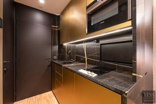 Dit smaakvol gerenoveerd handelspand met een gevelbreedte van 15 meter met studio, is gelegen op een commerciële topligging, op enkele passen van zowel de Kustlaan als de Lippenslaan. Momenteel wordt het uitgebaat als een interieurzaak met een dubbele etalage. De ruime zichtbaarheid maakt dit pand aantrekkelijk voor verschillende doeleinden. De handelsruimte heeft een oppervlakte van 93 m² en is voorzien van een aparte kitchenette, een badkamer met een ruime douche en 2 aparte toiletten. De studio is voorzien van open keuken, leefruimte met bedkast, toilet en doucheruimte. <br /><br />Deze topligging garandeert een ideale uitvalsbasis op slechts 400 meter van strand en zee.<br /><br />Overname handelsfonds is mogelijk.