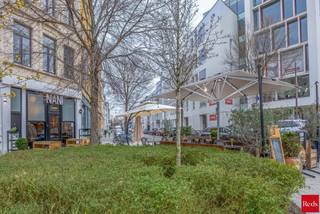 <p><strong>UNIEKE INVESTERINGSMOGELIJKHEID OP HET TRENDY ANTWERPSE ZUID</strong></p>
<p>Gelegen in het bruisende hart van Antwerpen-Zuid, op wandelafstand van het nieuwe Zuidpark, biedt dit verhuurde handelsgelijkvloers met kelderverdieping een triple A-locatie voor investeerders die op zoek zijn naar rendement en zichtbaarheid.</p>
<p>Momenteel huisvest het pand het gerenommeerde Restaurant NANI, een gevestigde waarde in de Antwerpse horeca.</p>
<p>Oppervlakte: ca. 80 m² handelsgelijkvloers + ruime kelder<br /><br /></p>
<h3>INDELING EN TROEVEN</h3>
<ul>
<li>
<p><strong>Handelsgelijkvloers:</strong> volledig ingericht restaurant met 40 zitplaatsen, een sfeervolle bar en een volledig uitgeruste bedrijfskeuken (blijft aanwezig bij verkoop).</p>
</li>
<li>
<p><strong>Kelderverdieping:</strong> gecompartimenteerde ruimte met koelcel, momenteel in gebruik als wijnkelder en opslag.</p>
</li>
<li>
<p><strong>Sanitair:</strong></p>
<ul>
<li>
<p>Achteraan bevindt zich een toilet aangepast voor personen met een beperking.</p>
</li>
<li>
<p>Op niveau -1 zijn aparte gastenvoorzieningen voorzien, met afzonderlijke toiletten voor dames en heren.</p>
</li>
</ul>
</li>
<li>
<p><strong>Lichtinval &amp; zichtbaarheid:</strong> dankzij de grote raampartij aan de voorzijde baadt het interieur in natuurlijk licht. De brede gevel biedt uitstekende zichtbaarheid voor passanten.</p>
</li>
<li>
<p><strong>Terrassen:</strong> 2 vergunde terrassen: een gevelterras en een eilandterras grenzend aan het recent aangelegde Zuidpark, samen goed voor 35 zitplaatsen – ideaal voor al fresco dining.</p>
</li>
<li>
<p><strong>Flexibiliteit voor koper:</strong> er is een akkord met de huurder om het pand te verlaten indien de koper dit wenst, waardoor de locatie ook perfect geschikt is voor eigen exploitatie.</p>
</li>
</ul>
<p><strong><br />Kortom:</strong> een turnkey investering op een toplocatie, met een sterke huurder, uitstekende zichtbaarheid en extra flexibiliteit voor de koper.<br /><br />Voor meer informatie of een bezoek ter plaatse neem gerust contact met Sigalit via sigalit@reds.be of op 0475668474</p>