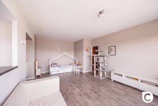<p><span>Lichtrijk 1-slaapkamerappartement met groot terras op de 12e verdieping! </span></p><p><span>Bent u op zoek naar een praktisch ingedeeld appartement op een fantastische hoogte? Dit gezellige 1-slaapkamerappartement van ca. 60 m² bevindt zich op de 12e én bovenste verdieping van een verzorgd gebouw met lift. Dankzij de hoge ligging geniet u hier van een heerlijke lichtinval en een vrij, panoramisch uitzicht over de omgeving. Met vernieuwde ramen (2023), een gunstig EPC B-label en een oplevering per 31 december, biedt dit pand een uitstekende basis voor een fijne eigen thuis of een slimme vastgoedinvestering!</span></p><p><span> </span></p><p><span>Leefruimte & Halfopen keuken</span></p><p><span>Bij binnenkomst stapt u in een ruime en lichtrijke leefruimte waar het aangenaam vertoeven is. De muur naar de keuken werd opengemaakt, wat zorgt voor een fijn, open gevoel en een vloeiende verbinding tussen koken en wonen. De halfopen keuken is functioneel ingericht en uitgerust met de nodige basisvoorzieningen, waaronder een elektrisch kookvuur, dampkap, oven, ijskast en diepvriezer.</span></p><p><span> </span></p><p><span>Slaapkamer & Badkamer</span></p><p><span>Het appartement beschikt over een rustige, volwaardige slaapkamer. De badkamer is praktisch ingericht en voorzien van een comfortabele douche en een lavabomeubel. In de hal bevindt zich bovendien een apart toilet.</span></p><p><span> </span></p><p><span>Riant terras (15 m²) & Kelder</span></p><p><span>Een absolute troef van de woning is het ruime terras van maar liefst ca. 15 m². Hier kan u genieten van de frisse lucht en het uitzicht op hoogte. Inbegrepen in de prijs is een private kelderberging voor extra opbergruimte.</span></p><p><span> </span></p><p><span>De highlights op een rij:</span></p><p><span>- Topverdieping (12e): Bovenste verdieping met een heerlijk vrij uitzicht en veel lichtinval.</span></p><p><span>- Energiezuinig: Gunstig EPC B-label én ramen recent vernieuwd in 2023.</span></p><p><span>- Riant terras: Maar liefst ca. 15 m² buitenruimte om volop van de hoogte te genieten.</span></p><p><span>- Ruimtelijke indeling: Ca. 60 m² bewoonbare oppervlakte met halfopen keuken.</span></p><p><span>- Praktisch: Aparte kelderberging inbegrepen.</span></p><p><span>- Beschikbaarheid: Vrij van oplevering per 31/12/2026.</span></p><p><span> </span></p><p><span>Kortom: een betaalbaar en comfortabel appartement op een fijne hoogte met uitstekende troeven. Neem snel contact op voor meer informatie of een bezoek!</span></p>