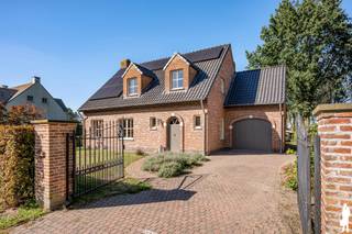 <strong>Ruime gezinswoning met 4 slaapkamers, polyvalente ruimte, vrijstaande garage met carport en open zicht in Nieuwmoer</strong><br /><br />Deze<strong> ruime en veelzijdige gezinswoning</strong> in Nieuwmoer combineert aangename leefruimtes met een praktische indeling en een bijzonder groene buitenomgeving. De woning beschikt over <strong>4 slaapkamers, 2 badkamers</strong>, een bijkomende polyvalente ruimte boven de garage en een ruime vrijstaande garage met carport. Dankzij de slaapkamer en douchekamer op het gelijkvloers zijn er bovendien interessante mogelijkheden voor<strong> gelijkvloers wonen of een afzonderlijk gedeelte voor een inwonend gezinslid</strong>. De tuin geniet achteraan van een mooi <strong>open zicht richting de omliggende velden.</strong><br /><br /><strong>Gelijkvloerse verdieping</strong><br />- Inkomhal met <strong>gastentoilet </strong>en handenwasser<br />- Ruime woon- en eetkamer met <strong>elektrische haard</strong> en schuifraam naar de tuin<br />- Mooi zicht vanuit de leefruimte op de tuin en de achterliggende velden<br />- Afzonderlijke keuken met natuurstenen werkblad, inductiekookplaat, combi-oven, vaatwasser en ingebouwde koelkast<br />- Aansluitende hal met buitendeur en praktische uitgietbak<br />-<strong> Bureau/slaapkamer</strong> op het gelijkvloers<br />- Douchekamer met douche, lavabo en toilet<br />- Inpandige garage, momenteel ingericht als <strong>wasplaats</strong><br />- Vaste trap vanuit de garage naar de bovenliggende verdieping<br />- Keramische tegelvloer op het gelijkvloers<br /><br /><strong>Eerste verdieping</strong><br />- Nachthal<br />- <strong>3 slaapkamers</strong><br />- Hoofdslaapkamer met ingemaakte kasten<br />- Recent vernieuwde badkamer met <strong>ligbad, ruime inloopdouche</strong>, <strong>dubbel lavabomeubel met natuurstenen blad</strong> en toilet<br />- Laminaatvloer in de slaapkamers<br />- Keramische tegelvloer in de badkamer<br /><br /><strong>Verdieping boven de garage</strong><br />- <strong>Ruime polyvalente kamer</strong>, momenteel ingericht als sportruimte<br />- Mogelijkheden als bijkomende slaapkamer, hobbyruimte of werkruimte<br />- In combinatie met de gelijkvloerse slaapkamer en douchekamer interessant voor een meer afzonderlijk gedeelte binnen de woning<br /><br /><strong>Zolder en kelder</strong><br />- Praktische <strong>bergzolder </strong>bereikbaar via vlizotrap<br />- Woning gedeeltelijk onderkelderd<br />- Overige gedeelte voorzien van kruipruimte<br /><br /><strong>Tuin en buitenruimte</strong><br />- Ruime en groene tuin met <strong>open zicht richting de achterliggende velden</strong><br />- Terras aangelegd in blauwe steen<br />- Vrijstaande, geïsoleerde <strong>garage </strong>van ca. 6,5 x 6,5 m<br />- Aansluitende <strong>carport</strong><br />- <strong>Serre </strong>voorzien van elektriciteit, water en veiligheidsglas<br />- 2 pruimenbomen<br /><br /><strong>Bijzonderheden</strong><br />- <strong>4 slaapkamers + polyvalente ruimte</strong><br />- <strong>2 badkamers</strong><br />- Interessante mogelijkheden voor <strong>gelijkvloers wonen</strong><br />- Keuken vernieuwd <br />- Vrijstaande garage <br />- Badkamer en gastentoilet vernieuwd <br />- Cv-ketel vernieuwd i<br />- <strong>15 zonnepanelen</strong> en <strong>thuisbatterij </strong>van 10 kWh <br />- Rolluiken aanwezig<br />- Regenwaterput van 3.000 liter<br /><br /><strong>Ligging</strong><br />Gelegen in Nieuwmoer, in een groene omgeving nabij de Nederlandse grens. Een supermarkt bevindt zich op ca. 1 km, scholen op ca. 800 m en het station van Wildert op ca. 5 km. Achter de woning bevinden zich landbouwgronden, waardoor de tuin geniet van een aangenaam open en landelijk uitzicht.<br /><br /><strong>Een ruime en veelzijdige gezinswoning met een flexibele indeling, verschillende renovaties, een royale garage en een groene tuin met open zicht op de achterliggende velden.<br /></strong><br />Bewoonbare opp. 203 m² ref.: bruto vloeropp. EPC-certificaat.