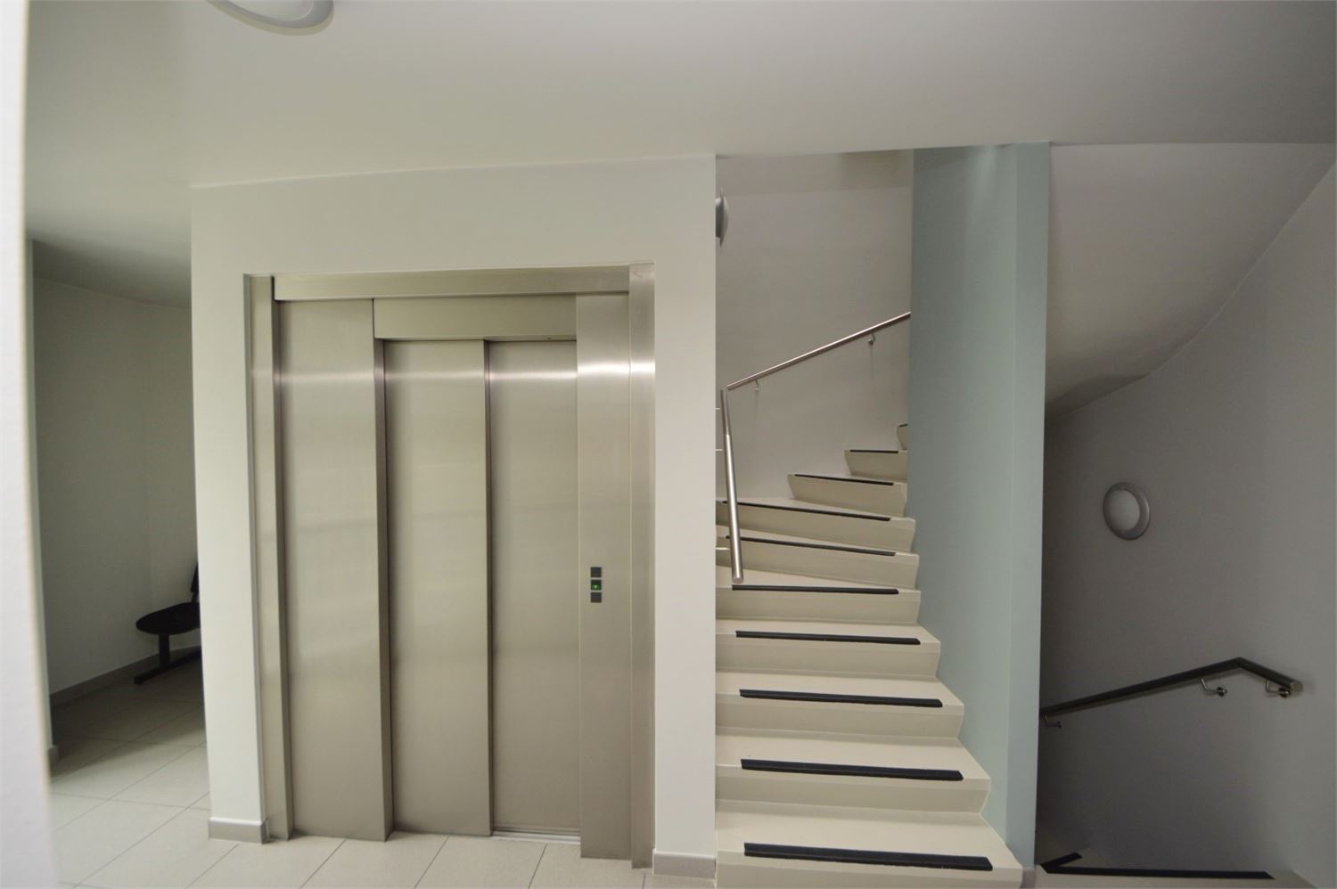 INSTAPKLAAR KANTOOR MET 6 PRIVE PARKEERPLAATSEN NABIJ E40 KAREELSTRAAT - foto 2