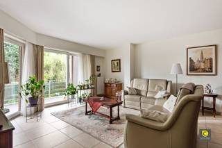 <p><span>Zeer lichtrijk drie slaapkamer appartement met zuidgericht terras en groenzicht</span></p><p><span>Dit ruime en lichte appartement beschikt over een zonnig terras van 23 m² op het zuiden met een prachtig uitzicht op groen. De ondergrondse autostaanplaats is verplicht mee aan te kopen voor € 18.000. Het appartement maakt deel uit van een verzorgd gebouw met lift en ligt op een uitstekende locatie, vlakbij belangrijke invalswegen en openbaar vervoer ideaal voor wie een vlotte woon-werkverbinding zoekt.Wandel afstand van de Bist.</span></p><p><span>Indeling:</span></p><p><span>Inkomhal:</span><span><br />Het appartement bevindt zich op de eerste verdieping en is bereikbaar met de lift. De inkomhal is voorzien van een gepantserde deur en videofoon. Verder is er een apart toilet met handenwasser.</span></p><p><span>Leefruimte, keuken & berging:</span><span><br />Aan de achterzijde vindt u de ruime en lichtrijke leefruimte( circa 40 m²), aansluitend op de volledig geïnstalleerde gesloten keuken, uitgerust met een Miele vaatwasser, koelkast, , inductie kookplaat, oven en dubbele gootsteen. <br />Aansluitend aan de keuken bevindt zich de praktische berging met aansluiting voor wasmachine en droogkast.</span></p><p><span>Terras:</span><span><br />Het ruime, zonnige terras aan de achterzijde biedt een prachtig uitzicht op groen en is perfect om te ontspannen of te genieten van een maaltijd buiten.</span></p><p><span>Badkamer & slaapkamers:</span><span><br />De drie slaapkamers bevinden zich aan de voorzijde van het appartement en hebben een oppervlakte van 16,5 m², 11,5 m² en 10 m². De badkamer is uitgerust met dubbele wastafel, ligbad en afzonderlijke douche.</span></p><p><span>Autostaanplaats:</span><span><br />De ondergrondse autostaanplaats is verplicht mee aan te kopen voor €18.000.</span></p><p><span>Extra troeven:</span></p><ul><li><span>3 ruime slaapkamers</span></li><li><span>Zonnig terras van 23 m², zuid georiënteerd </span></li><li><span>Zeer vlotte bereikbaarheid</span></li><li><span>Bewoonbare oppervlakte 124 m² </span></li><li><span>over heel het appartement doorlopende tegelvloer </span></li><li><span>Winkels, het centrum van Wilrijk en openbaar vervoer op wandelafstand</span></li><li><span>Energiezuinig appartement (EPC 85)</span></li><li><span>Lift aanwezig</span></li><li><span>Elektriciteit conform</span></li><li><span>auto staanplaats '€ 18.000</span></li><li><span>Beschikbaar bij akte</span></li></ul><p><span>Dit appartement combineert ruimte, licht en een toplocatie perfect voor wie comfort en bereikbaarheid waardeert.</span></p>