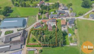 <p>ST-LIEVENS-ESSE – Deze ruime en karaktervolle burgerwoning kan u vinden op een unieke locatie in het landelijke Sint-Lievens-Esse. Deze woning, waar voorheen een bakkerij was gevestigd, biedt u naast een ruime bewoonbare oppervlakte ook heel wat opslagruimte. Met zijn achterliggende ateliers, welke in totaal meer dan 450m² omvatten, zal u hier als zelfstandige geen gebrek hebben aan opslagruimte of werkruimte.<br /><br />Naar woning zelf, beschikt deze op het gelijkvloers over een ruime woonkamer, een extra zitruimte, een keuken, een badkamer, een praktische bergruimte en een grote polyvalente ruimte. Op de eerste verdieping bevinden zich naast de nachthal, 4 slaapkamers en een 1ste ruime zolder. Daarnaast beschikt de woning nog over een vaste trap naar de 2de stapelzolder. Daarnaast is de woning, die zeker wel nood heeft aan een grondige opfrissing, gelegen op zeer mooi perceel met een oppervlakte van 29a 20ca. Dit perceel welke deels bestaat uit een klein bos en een leuke aanpalende tuinzone geeft u tevens een idyllisch zicht op de achterliggende velden.<br /><br />Daarnaast biedt deze woning tal van mogelijkheden zoals een kangoeroewoning, een woning met kantoorruimte, een bed &amp; breakfast, plattelandstoerisme of een herinrichting als bakkerij, enzovoort.<br /><br />In de directe omgeving bevinden zich invalswegen, scholen, buurtwinkels en openbaar vervoer.<br /><br />Kortom bent u op zoek naar een ruime karaktervolle woning met opslagruimte, gelegen op een rustige locatie omgeven door het groen, met heel wat potentieel en mogelijkheden, aarzel dan niet en maak snel uw afspraak! Voor meer info of bezoek 053/60.65.60.</p>