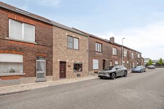 <strong>Een bezoek kan enkel telefonisch ingepland worden op het nummer 0496 07 89 48.<br /><br />Instapklare woning met o.a. een bewoonbare oppervlakte van 175 m², 3 slaapkamers, rustige ligging en aangename tuin. EPC label C. Watertoets A/A.</strong><br /><br />De woning beschikt op het gelijkvloers over een woonkamer, zitruimte, keuken en berging.<br /><br />Op de eerste verdieping bevindt zich een nachthal, 2 slaapkamers (waarvan één met dressing) en een badkamer. <br /><br />De tweede verdieping is toegankelijk met een vaste trap en bestaat uit een ruime slaapkamer. <br /><br />De woning beschikt over een goede verkeerstechnische ligging t.o.v. station, E40, winkels, scholen, restaurants, openbaar vervoer, etc. <br /><br />Interesse? Bel naar 0496 07 89 48.