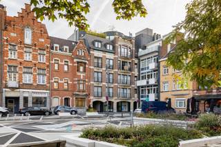 <p><span>Bent u op zoek naar een ruim appartement met terras en garage? Wij bieden u dit aangename appartement met drie slaapkamers te Sint-Agatha-Berchem. </span><span>Gelegen aan het Dr. Schweitzerplein geniet dit appartement van een uitstekende ligging. Winkels, scholen en openbaar vervoer (bus en metro) bevinden zich op wandelafstand. Met de wagen bereikt u bovendien vlot de autostrade in Groot-Bijgaarden.</span></p>
<p><span>Kortom, een ideale woning voor wie op zoek is naar ruimte, comfort en een goede bereikbaarheid!</span></p>
<p><span>Eerder op zoek naar een interessante investering? Het appartement is momenteel verhuurd aan € 1.370 per maand, waardoor u vanaf de aankoop meteen over een verhuurd appartement beschikt.</span></p>
<p><span><strong>Indeling</strong></span></p>
<p><span>We komen binnen in de inkomhal, voorzien van een gastentoilet. Deze leidt ons naar de ruime en lichtrijke woonkamer, die dankzij de grote raampartijen geniet van veel natuurlijk licht. Vanuit de woonkamer heeft u rechtstreeks toegang tot het terras, waar u heerlijk kunt genieten van het prachtige uitzicht.</span></p>
<p><span>Aansluitend vinden we de keuken en een praktische berging/wasruimte.</span></p>
<p><span>De nachthal brengt ons vervolgens naar drie ruime slaapkamers, een douchekamer, een tweede toilet en een badkamer met ligbad.</span></p>
<p><span>Tot slot beschikt het appartement over een ondergrondse garagebox, wat zorgt voor extra comfort en parkeergelegenheid.<br /><br />Interesse? Maak vandaag nog een afspraak! <br />info@impromove.be - 02 887 80 56</span></p>
