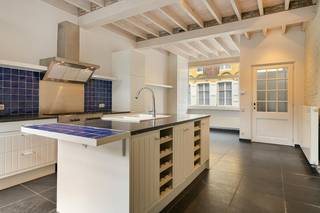 Een hoogwaardig en instapklaar herenhuis met ruime woonvolumes, drie slaapkamers en twee ensuite badkamers, rond een zonnige stadskoer in de Beenhouwersstraat, in het historische hart van Brugge. De leefruimte ligt op de eerste verdieping aan de straatzijde en geniet van veel licht. De slaapkamer op de tweede verdieping kan bovendien worden opgesplitst in twee volwaardige kamers.<br /><br />Met een perceeloppervlakte van 75 m² en een totale bebouwde oppervlakte van 132 m² biedt deze charmante woning verrassend ruime woonvolumes. <br /><br />Gelijkvloers:<br />- inkomhal<br />- Toilet<br />- leefruimte met open keuken<br />- hall met aansluiting wasmachine<br />- zonnige en privatieve stadskoer<br /><br />Eerste verdieping:<br />- slaapkamer met ensuite badkamer <br />- toilet<br />- leefruimte / bureau / slaapkamer<br /><br />Tweede verdiep: <br />- slaapkamer als het ware privésuite met een en-suite badkamer<br /><br />Een unieke kans voor wie stijlvol en comfortabel wil wonen in het centrum van Brugge. In 2023 werd een nieuwe hoogrendementsketel geplaatst. De muren werden extra geïsoleerd in 2025.<br /><br /><br />Bestuursmaatregelen in het maatregelenregister: nee