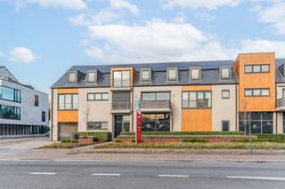 Dit luxueus afgewerkte appartement in Lichtaart straalt rust, ruimte en kwaliteit uit. Via de inkomhal met ingemaakte kasten betreedt u...