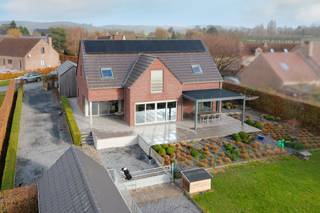 Prachtige recente VILLA (4000 m²) op een ideale locatie met zicht op de Mont-de-l'Enclus, 3 slaapkamers, 2 badkamers, bijgebouw, grote tuin en...