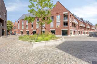 Bent u op zoek naar een uitstekend gelegen commerciële ruimte of praktijkpand in Aarschot? Dan biedt dit veelzijdige handelspand van ca. 364 m² een unieke opportuniteit.<br /><br />Gelegen op de Leuvensestraat in Aarschot, één van de belangrijkste invalswegen naar het centrum van Leuven, geniet dit pand van een uitstekende zichtbaarheid en een vlotte bereikbaarheid. Dankzij de strategische ligging is deze locatie uitermate geschikt voor zowel commerciële activiteiten als dienstverlenende functies.<br /><br />Het pand leent zich perfect voor onder meer een winkelconcept, kantoren, een groepspraktijk, tandarts-, kinesitherapie- of dokterspraktijk, alsook andere vrije beroepen en B2C-dienstverlening.<br /><br /><br />Troeven:<br /><br />-Commerciële topligging in Aarschot<br />-Totale bruikbare oppervlakte van ca. 364 m²<br />-Uitstekende visibiliteit langs een drukke invalsweg<br />-Vlot bereikbaar met zowel de wagen als het openbaar vervoer<br />-Nabij het centrum van Leuven en diverse voorzieningen<br />-Geschikt voor diverse commerciële en dienstverlenende activiteiten<br />-Ideaal voor vrije beroepen, medische praktijken of kantoren<br /><br /><br />Ligging en bereikbaarheid<br /><br />Dankzij de centrale ligging in de Leuvensestraat geniet het pand van een uitstekende bereikbaarheid. Bovendien zorgen de nabijheid van belangrijke verbindingswegen en verschillende bushaltes voor een optimale toegankelijkheid voor klanten, patiënten en medewerkers.<br /><br /><br />Huurvoorwaarden<br /><br />- Oppervlakte: ca. 364 m²<br />- Huurprijs: € 3.950/maand exclusief onroerende voorheffing<br />- Beschikbaar vanaf 30 september 2027<br /><br />Interesse in dit veelzijdige handelspand op een toplocatie in Leuven? Neem contact op via +32 470 85 30 84 voor meer informatie of een bezoek ter plaatse.<br /><br /><br />Deze AI-visualisaties zijn bedoeld als inspiratie. Er werd geen rekening gehouden met technische specificaties, stedenbouwkundige voorschriften of de concrete mogelijkheden tot realisatie.