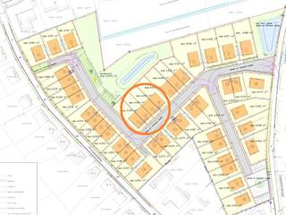 INDELING VAN DE WONING<br /><br />GELIJKVLOERS<br /><br />- Inkomhal- Gastentoilet- Leefruimte met open keuken- Trap naar boven- Inpandige garage<br />EERSTE VERDIEP<br /><br />- Nachthal- Apart toilet- Badkamer- Wasruimte/Berging- 4 slaapkamers<br />Afbeeldingen zijn steeds illustratief en contractueel niet bindend.<br /><br />De koper heeft deels nog inspraak in de stijl en afwerking van de woning voor zover deze zaken nog niet werden vastgelegd door vergunning of bestelling van materialen.<br /><br />TIP: Hoe sneller U beslist in de bouwfase, des te meer inspraak U heeft in de keuze van materialen en/of afwerking.<br /><br />ECO-uitvoering<br /><br />- Warmtepomp i.p.v. gas- Ventilatie D- Elektriciteitsaansluiting : 3 fasen