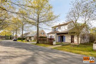 Deze charmante en ruime villa (bouwjaar 1997) is gelegen in een doodlopende, kindvriendelijke straat in een groene en gegeerde buurt van...