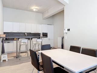 Burggravenlaan 32/302: Modern 3 slaapkamer appartement gelegen nabij station Gent-Sint-Pieters met indeling als volgt:
Inkomhal, leefruimte met open keuken (vaatwasmachine aanwezig), terras, 2 badkamers, 3 slaapkamers, apart toilet, berging met aansluiting wasmachine.
Fietsenberging aanwezig, 1 autostaanplaats inbegrepen in de huurprijs.
€1550 + €70
Beschikbaar vanaf 1/09