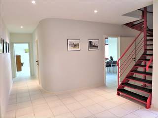 Instapklare handelsruimte / kantoorruimte met veel parkeergelegenheid. GELIJKVLOERS (115 m2)- inkomhal met inbouwspotjes- onthaalruimte met burelen-...