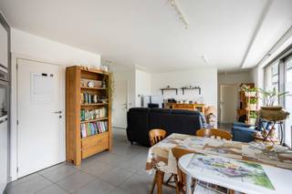 Ontdek dit recente en energiezuinige appartement, ideaal gelegen in het hart van Aalst. Dankzij de centrale ligging bevinden de Grote Markt, winkels, supermarkten en het openbaar vervoer zich op wandelafstand, terwijl de E40 richting Brussel en Gent vlot bereikbaar is. <br /><br />Het appartement bevindt zich op de eerste verdieping van een verzorgd gebouw met lift en biedt een aangename, hedendaagse woonomgeving. De indeling omvat een lichtrijke leefruimte met open, volledig geïnstalleerde keuken en aansluitende praktische bergruimte. Verder beschikt het appartement over een apart toilet, een ruime slaapkamer en een ensuite badkamer met wastafel en ligbad met douchefunctie. <br /><br />Vanuit de leefruimte geniet u bovendien van toegang tot een bijzonder ruim terras, een absolute troef van deze woning. Naast de interne bergruimte beschikt het appartement ook over een privatieve kelderberging en een staanplaats. <br /><br />Het appartement is momenteel verhuurd en vormt daardoor een interessante opportuniteit voor investeerders die op zoek zijn naar een instapklaar en centraal gelegen opbrengsteigendom met een bestaande huurder. De huidige huurprijs bedraagt € 778 per maand, zonder gemeenschappelijke lasten.