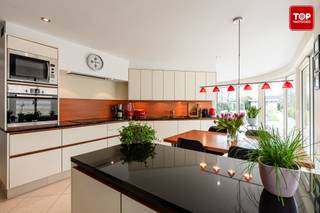 Deze ruime halfopen bebouwing uit 2003 is gelegen in een rustige, doodlopende straat, op korte afstand van winkels, scholen, belangrijke invalswegen en de Bourgoyen-Ossemeersen.<br /><br />De combinatie van een groene, residentiële omgeving en een vlotte bereikbaarheid maakt dit een bijzonder aangename gezinswoning.<br /><br />Via de inkomhal met ingemaakte kasten betreedt u de woning.<br /><br />Aansluitend komt u in de lichtrijke leefruimte met mooi zicht op de tuin, die naadloos overgaat in de ruime keuken met eetplaats.<br /><br />Naast de keuken bevinden zich een praktische wasplaats en een extra berging.<br /><br />Op de verdiepingen beschikt de woning over een living, vier volwaardige slaapkamers, aangevuld met meerdere bergruimtes.<br /><br />Verder zijn er twee badkamers en drie toiletten aanwezig.<br /><br />De woning staat op een ruim perceel met een zonnige tuin die geniet van veel privacy.<br /><br />Achteraan bevindt zich bovendien een ruim tuinhuis, ideaal als extra bergruimte, hobbyruimte of werkatelier.<br /><br />De oprit voorziet comfortabel parkeergelegenheid voor drie wagens.<br /><br />Extra troeven zijn de zonnepanelen en de regenwaterput van 14.000 liter, die bijdragen aan een energiezuiniger en duurzamer wooncomfort.<br /><br />De woning is beschikbaar vanaf juli 2027.<br /><br />Bel Top Vastgoed op 0475 700 700