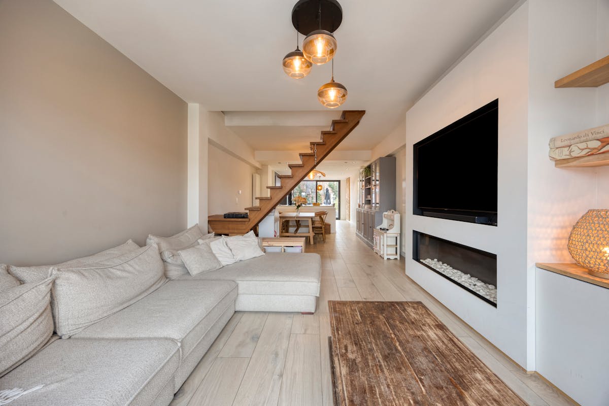 Stijlvol en praktisch gerenoveerd huis met garageopties - foto 4