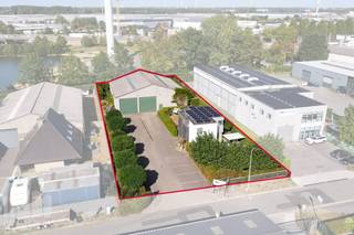 <strong>Bedrijfsterrein van 2.255 m² </strong>te koop in de industriezone van Puurs-Sint-Amands, ideaal gelegen nabij N16 en A12 met snelle verbindingen naar Antwerpen, Mechelen en Brussel.<br />Op dit <strong>volledig omheind terrein</strong> worden vandaag<strong> </strong>een loods en een gezinswoning aangeboden.<br /><br />De <strong>loods</strong>, gebouwd in 1995, beschikt over een bruikbare vloeroppervlakte van<strong> </strong>+/- 400 m² en biedt een vrije hoogte van 5 meter met een nokhoogte van 7,70 meter. Deze is o.a. uitgerust met twee grote sectionale poorten (5 m H x 5 m B), verlichting, sanitair blok, laadvoorziening voor elektrische voertuigen en een regenwaterput van 10.000 liter met pomp.<br /><br />De <strong>woning</strong>, gebouwd in 2001, heeft een bewoonbare oppervlakte van +/- 165 m² en is bijzonder verzorgd en instapklaar. Op het gelijkvloers bevindt zich een inkomhal met apart gastentoilet, leefruimte met eetkamer en open keuken met aansluitende berging. De bovenverdieping telt drie slaapkamers, extra berging, badkamer en een tweede apart toilet. De woning is hiernaast uitgerust met o.a. aluminium schrijnwerk (dubbele beglazing), aangelegde tuin met een terras van +/- 40 m², PV-installatie met 24 zonnepanelen (geplaatst in 2018), vernieuwde centrale verwarming op aardgas en onderging recente vernieuwingen waaronder een nieuwe parketvloer in de leefruimte, schilderwerken en volledig vernieuwde keuken.<br /><br />De ruime inrit biedt voldoende manoeuvreerruimte en parkeergelegenheid voor personeel en/of bezoekers. <br /><strong>Gelegen in gebied voor milieubelastende industrie</strong> en bijgevolg zeer polyvalent wat mogelijkheden en activiteit(en) betreft.<br /><br /><strong>Unieke kans in de omgeving!</strong><br /><br />Contacteer <strong>PANORAMA B2B </strong>voor meer informatie, plannen of een vrijblijvend plaatsbezoek via <strong>0477 07 30 30</strong>.