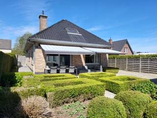 ZAT 23/5 - BEZOEKDAG OP AFSPRAAK 0488 85 81 84 Deze ruime en uitstekend onderhouden villa-bungalow op een perceel van 1.264 m² combineert...