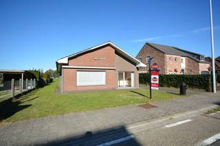 Palton troeven:<br />- Weids uitzicht<br />- Perceel van ca. 675 m²<br />- 3 slaapkamers<br />- Gelijkvloers wonen <br />
<p>Welkom in de Nieuwe Stationsstraat 23 te Weelde- Statie! Deze charmante, te renoveren woning is gelegen op een ruim perceel van ca. 675 m² en bevindt zich in Weelde- Statie. De woning biedt heel wat mogelijkheden en beschikt over een praktische indeling met alle ruimtes op het gelijkvloers.</p>
<p>Bij het betreden van de woning komt u via de centraal gelegen inkomhal uit in de keuken van ca. 15 m². Vanuit de keuken is er een doorgang naar de nachthal en de ruime woonkamer van ca. 36 m². Deze aangename leefruimte is voorzien van een keramische vloer en beschikt over een gezellige haard. De grote raampartijen zorgen bovendien voor een aangename natuurlijke lichtinval en bieden een mooi zicht op de omgeving.</p>
<p>Op het gelijkvloers bevindt zich tevens de badkamer, uitgerust met een douche en lavabo. Naast de badkamer is er een afzonderlijk toilet aanwezig.</p>
<p>Verder beschikt de woning over een bijzonder ruime wasplaats van ca. 19 m², waar ook de verwarmingsketel is geplaatst. Deze praktische ruimte biedt voldoende plaats en vormt een bijkomende troef binnen de woning.</p>
<p>De drie slaapkamers hebben een oppervlakte van respectievelijk ca. 18 m², 11 m² en 10 m². De master bedroom is bijzonder aangenaam en beschikt bovendien over een elektrisch rolluik. Vanuit deze kamer geniet u van een weids uitzicht.</p>
<p>Via een vlizotrap bereikt u de zolderverdieping. Deze ruimte doet momenteel dienst als bergzolder.</p>
<p>Ook buiten heeft deze woning heel wat te bieden. Aan parkeerplaats is er geen gebrek dankzij de vrijstaande garage met sectionaaldeur en de ruime oprit. Achteraan bevindt zich de tuin die dankzij het weidse uitzicht een aangename en rustige buitenruimte vormt.</p>
<p>Deze woning biedt, mits de nodige renovatiewerken, een mooie gelegenheid om volledig naar eigen smaak en wensen in te richten, op een ruim perceel in Weelde- Statie.</p>
Bent u opzoek naar een te renoveren woning, op ,met weids uitzicht en op een prachtig perceel? Neem dan snel contact op via Judith@palton.be of bel naar 00324 92 78 31 74