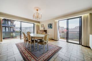 <p>À Jambes, à deux pas du bord de Meuse, découvrez ce splendide appartement de 103 m², un bien rare qui allie espace, confort et élégance. Offrez-vous un cadre de vie exceptionnel grâce à une organisation idéale : un espace de jour lumineux ouvert sur un balcon enveloppant, et un espace de nuit parfaitement indépendant pour un confort optimal. Une véritable perle à visiter sans tarder.</p>
<p>Il se compose d’un hall d’entrée avec vestiaire, d’un vaste séjour baigné de lumière, d’une cuisine équipée, d’un WC séparé, d’un hall de nuit, de trois chambres avec placards intégrés et d’une salle de bain avec emplacements machines. Données techniques : porte sécurisée, châssis ALU, chauffage collectif au gaz de ville avec décompteur de chaleur et d’eau chaude, électricité non conforme, compteurs individuels pour l’électricité. PEB C – 189 kWh/m².an – 19.511 kWh/an – 20260401020199.</p>
<p>La copropriété a déjà bénéficié de nombreux travaux : mise en conformité de l’ascenseur, remplacement de la chaudière collective, nouvelle toiture avec isolation, sécurisation de la porte d’entrée et actualisation des parlophones.</p>
<p>***Pour des opportunités exclusives, inscrivez-vous sur <strong>weinvest.be</strong> et accédez à des biens ciblés. Besoin d'une estimation SANS ENGAGEMENT ? Contactez-nous au <strong>0471 93 09 39</strong>. Nous sommes là pour vous accompagner dans votre achat, investissement ou vente.***<br /><br />L'agent immobilier ne pratique aucune enchère, monopole des notaires. Il n'a pas le droit de fixer un prix minimum ni de vendre le bien. Ces décisions reviennent exclusivement au propriétaire, qui, s’il choisit de vendre, n'est pas lié à l'offre la plus élevée, mais à celle qui correspond le mieux à ses critères (prix, délai, conditions). Le prix indiqué n'est qu'un prix de départ.</p>