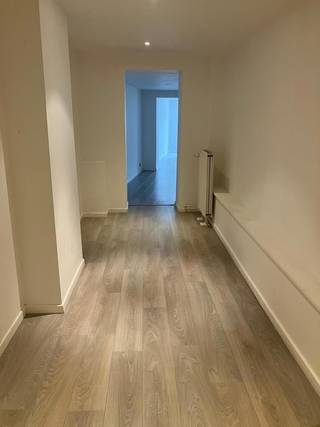 <p>📍 <strong>Appartement te huur - Centrum Halle</strong></p>
<p>Ruim appartement met <strong>2 slaapkamers en mezzanine</strong>, gelegen in het centrum van Halle en vlakbij winkels en scholen.</p>
<p>✅ Ruime leefruimte met living en eetplaats<br />✅ Keuken en badkamer<br />✅ Mezzanine die kan dienen als bureaukamer, hobbykamer of extra bergruimte<br />✅ Terras achteraan zonder inkijk en zeer rustig gelegen<br />✅ Mogelijkheid tot bijhuren van parkeerplaats vlakbij</p>
<p>📅 Bezoeken mogelijk vanaf <strong>24 augustus</strong>.</p>
<p>Interesse? Contacteer ons voor meer informatie of een bezoek.</p>