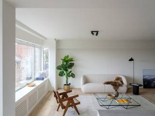 <em>Ruim en lichtrijk 3 slpk appartement met terras nabij het station Gent-Sint-Pieters</em><br /><br />Dit appartement, gelegen op de 5de verdieping, onderscheidt zich door zijn <strong>ruimtelijkheid, praktische indeling en algemene afwerking</strong>. Bijkomende troef is de nabijheid van het <strong>station Gent-Sint-Pieters</strong> en het <strong>Citadelpark</strong> op wandelafstand.<br /><br />Het 3 slpk appartement werd <strong>gerenoveerd in 2021</strong>, <strong>een totaalrenovatie met stijlvolle en tijdloze accenten</strong>. De zwarte stalen binnendeuren, houten vloeren, grote raampartijen en open volumes zetten de toon. Het appartement heeft <strong>een oppervlakte 120m2 en beschikt over een praktische indeling</strong>. De grote ramen, open volumes en ruime hal zorgen voor <strong>een gevoel van ruimte doorheen het appartement</strong>.<br /><br />We betreden het appartement via <strong>de inkomhal met ruime vestiairekast</strong>. Aan <strong>de voorzijde werden de ruimtes opengetrokken</strong> en samengevoegd tot <strong>één groot geheel</strong>. Deze prachtige ruimte geeft plaats aan <strong>de eetplaats, woonkamer en keuken</strong>. De<strong> open keuken met royaal keukeneiland</strong> beschikt over veel bergruimte en werd voorzien van alle toestellen. <br /><br />Centraal vinden we een apart toilet en <strong>de badkamer, met ligbad en regendouche</strong>. Aan de achterzijde vinden we <strong>3 slaapkamers</strong>. Twee identieke slaapkamers van 10m2 en een hoofdslaapkamer van 17m2. Via de ruimste slaapkamer heeft men ook toegang tot<strong> het terras over de volledige breedte van het appartement</strong> . Het appartement beschikt ook over <strong>een privatieve kelderberging</strong> en er is de mogelijkheid tot het bijkopen van een handige staanplaats op de gemeenschappelijke binnenplaats.<br /><br /><strong>De ideale investering en woonplaats door de nabijheid van het station, zijn volume en afwerking.</strong>