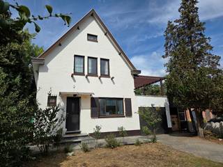 Op zoek naar een woning met ruimte én potentieel? Deze charmante open bebouwing uit 1951 staat op een royaal perceel van 10a51ca, vlakbij het centrum van Tremelo, scholen en winkels. Met 170 m² bewoonbare oppervlakte, drie slaapkamers en een grote bergzolder die nog afgewerkt kan worden.<br /><br />Het huis beschikt verder over een ruime keuken, veranda, terras en een natuurlijke tuin met tuinhuis, aangebouwde garage en drie parkeerplaatsen. Het gelijkvloers biedt bovendien flexibele indelingsmogelijkheden, perfect om de woning aan te passen aan jouw noden. <br /><br />Een woning met charme en ruimte die, met een creatieve aanpak, helemaal kan worden afgestemd op jouw wensen. De woning heeft een EPC-score van 634 (label F) en valt onder de renovatieverplichting, waardoor zij binnen 6 jaar na de akte moet worden gerenoveerd tot minstens label D. Hiervoor zijn premies voorzien: https://www.vlaanderen.be/een-woning-kopen/renovatieverplichting-voor-residentiele-gebouwen-vanaf-2023 .<br /><br />INDELING:<br />V-1: kelder (ca 10 m²)<br />GV: inkomhal met trap naar verdieping en toilet. Leefruimte (zitplaats, eetplaats), bureau, woonkeuken, ingericht met toestellen, veranda. <br />V1: nachthal met toegang tot bergzolder (luik), 3 slaapkamers, badkamer met bad (douche in bad), dubbele lavabo en 2e toilet.<br />V2: bergzolder, mogelijks uit te breiden tot extra leefruimte (verwarming reeds voorzien)..<br />Buiten: aangebouwd: garage en tuinberging, terras, oprit, tuinhuis.<br /><br />DIVERSEN:<br />Dak reeds geïsoleerd, centrale verwarming op stookolie met recente brander (2020), PVC ramen met dubbel glas, regenwaterput.<br /><br />WETTELIJKE VERMELDINGEN:<br />Bestemming: woonpark, niet gelegen in een goedgekeurde verkaveling, vergund, geen gerechtelijke maatregelen opgelegd en geen voorkooprecht.<br />P- en G-score: A - niet gelegen in een risicogebied voor overstromingen.<br /><br />📞Contacteer ons voor een bezoek en ontdek deze charmante eigendom van dichtbij!