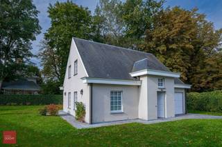 Inkomhal, living, ingerichte keuken, bijkeuken, 3 slaapkamers, badkamer, douchekamer, dressing, zolder, garage en aangename tuin met zonneterras. In nabijheid van scholen en centrum.  Mogelijkheid tot huren via een vennootschap. Beschikbaar vanaf 01/12