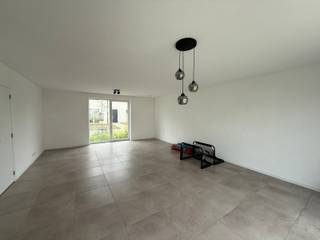 ENERGIEZUINIGE NIEUWBOUWWONING<br /><br />De lichtrijke, instapklare nieuwbouwwoning biedt alle comfort voor een zorgeloos woongenot en ligt in de directe nabijheid van winkels, station en scholen.<br /><br />INDELING:<br /><br />GELIJKVLOERS: hall met gastentoilet, leefruimte met volledig ingerichte keuken (vaatwasser, koelkast, dampkap, inductiekookplaat, oven…), aansluitend berging onder de trap. Vanuit de keuken is er toegang tot het terras en tuin.<br /><br />VERDIEPING: nachthall, toilet, 4 slaapkamers en 2 badkamers (1 met bad en 1 met inloopdouche)<br /><br />Er is een vaste trap naar de niet ingerichte zolder.<br /><br />Vooraan is er een buitenberging aanwezig.<br />De eigen parkeerplaats situeert zich achter de woning.<br /><br />PLUSPUNTEN VAN DEZE WONING:<br /><br />- Instapklaar<br />- Energiezuinig<br />- Rustige locatie<br />- Groenzone in de directe omgeving