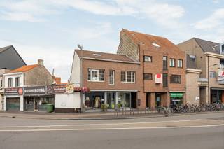<strong>Duplex appartement met terras </strong>en zicht op het dorpsplein.<br /><br /><strong>Indeling:</strong>
<ul>
	<li>Living met grote schuifpui naar terras, keuken met eethoek, berging, toilet.</li>
	<li>Hoger: via trap naar grote hal (eventueel kantoortje) slaapkamer met kasten, vernieuwde badkamer.</li>
</ul>
<br /><strong>Bijzonderheden:</strong>

<ul>
	<li>Grote inpandige garage mogelijk bij te kopen.</li>
	<li>CV op gas (condenserend) </li>
	<li>Beschikbaar januari 2026.</li>
</ul>