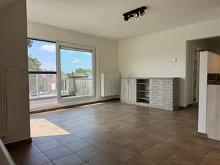 <h3><span>Modern apartment with 2 bedrooms, terrace and garage in the heart of Vichte</span></h3><p><span>Looking for a ready-made and comfortable apartment with all amenities within easy reach? Welcome to the residence Louis Isebaertplantsoen, where living in peace and near the bustling center of Vichte go hand in hand.</span></p><p><span>This recent apartment on the second floor (app. 203) offers everything you need:</span></p><ul><li><span>Two full bedrooms</span><span>, one equipped with built-in closets and a practical desk corner ideal for home workers!</span></li><li><span>A </span><span>spacious, sunny terrace</span><span> where you can relax.</span></li><li><span>A </span><span>fully equipped kitchen</span><span> with all modern appliances.</span></li><li><span>A convenient </span><span>storage room with built-in cupboards</span><span>, perfect for extra storage space.</span></li><li><span>And as an added bonus: a </span><span>locked garage box</span><span> included safe and always room for your car or extra storage.</span></li></ul><p><span>The location is an absolute asset: within walking distance of stores, schools and public transport, and with easy access to the main access roads.</span></p><p><span>Rental price: 650/month + 50 syndic</span></p><p><span>Interested in this apartment? Contact us today for a visit this is an opportunity not to be missed!</span></p>