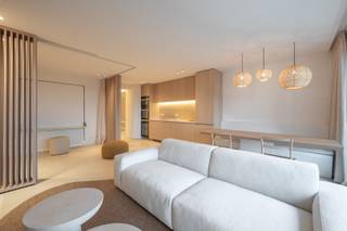 Res. Saint Georges<br /><br />Uitzonderlijk luxueus appartement met fantastisch open zicht over de villa's en Approach- en Minigolf Het Zoute, gelegen de prestigieuze Residentie Saint Georges in Knokke-Het Zoute, de perfecte locatie, ideaal gelegen tussen Albertplein en Wandeldijk. Met ongeëvenaarde luxe, een adembenemend uitzicht en een overvloed aan voorzieningen, biedt dit pand een unieke kans voor u!<br /><br />De indeling van het appartement omvat inkomhal met apart toilet. Ruime woonkamer en terras met zeer breeds zicht over het Zoute. Volledig ingerichte keuken met alle comfort, ook voorzien van wijnfrigo. Het appartement omvat 2 mooie slaapkamers en een luxueuze douchekamer, voorzien van inloopdouche en lavabo. De slaapkamers werden voorzien van ingemaakte kasten. <br /><br />Mogelijkheid tot aankopen meubilair. Zeer vlot toegankelijke staanplaats mogelijk in de residentie zelf.<br />Conciërge aanwezig in het gebouw. <br /><br />Dit appartement werd volledig afgewerkt met zéér veel oog voor detail en kwaliteit, deze parel is absoluut te ontdekken. <br />Ref. A706