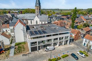 <p><strong>Prestigieus nieuwbouwproject “The Ensemble” in het hart van Assenede, waar stijl en comfort samenkomen in een unieke, karaktervolle omgeving.</strong><br /><br /><strong>Indeling<br /></strong>Via de inkom betreedt men het appartement op de tweede verdieping. Men komt meteen uit in de hal met een apart gastentoilet.<br /><br />Via de <strong>zwarte stalen deur</strong> bereikt men een tweede hal. Rechts bevindt zich de slaapkamer met <strong>ensuite badkamer</strong>, uitgerust met een dubbele lavabo en inloopdouche. De slaapkamer is voorzien van <strong>ingemaakte kasten</strong>.<br /><br />Rechtdoor vanuit de stalen deur vindt men de technische berging, links de <strong>ruime moderne leefkeuken </strong>en vervolgens de leefruimte die uitgeeft op het <strong>grote, zuidwestgerichte terras</strong>.<br /><br /><strong>Omschrijving<br /></strong><strong>“The Ensemble” omvat een exclusief geheel van 10 luxueuze appartementen en 1 handelsruimte (opsplitsbaar in 4)</strong>, ontworpen in een <strong>verfijnde, moderne architectuur</strong> geïnspireerd op de elegante kuststijl. Elk appartement straalt <strong>licht</strong>, <strong>ruimte</strong> en <strong>klasse</strong> uit, met een hoogwaardige afwerking en oog voor detail.<br /><br />De appartementen zijn zorgvuldig ingedeeld om <strong>maximaal wooncomfort</strong> te bieden en genieten van een harmonieuze <strong>combinatie van moderne luxe en tijdloze esthetiek</strong>. Grote raampartijen zorgen voor een overvloed aan <strong>natuurlijk licht</strong> en creëren een aangename woonbeleving.<br /><br />Voor elk appartement is er de mogelijkheid om één ondergrondse autostaanplaats aan te kopen. Prijzen vanaf €37.500,- per autostaanplaats. Daarnaast beschikt het project over een <strong>gemeenschappelijke ondergrondse fietsenstalling</strong>, wat bijdraagt aan het praktische en duurzame karakter van het geheel. <strong>De prijzen zijn excl. BTW</strong>. Mogelijkheid tot 6%.<br /><br /><strong>Ligging:<br /></strong><strong>“The Ensemble”</strong> is uitstekend gelegen op de <strong>Markt van Assenede</strong>, in de Stadhuisstraat, pal naast het stadhuis en met een prachtig zicht op de kerk. U geniet hier van een <strong>centrale ligging</strong> met <strong>alle voorzieningen, winkels en horeca op wandelafstand</strong>, terwijl u tegelijkertijd woont in een charmante en sfeervolle omgeving.<br /><br /><strong>Een unieke kans voor wie op zoek is naar exclusief wonen of een waardevolle investering in het centrum van Assenede.</strong></p>