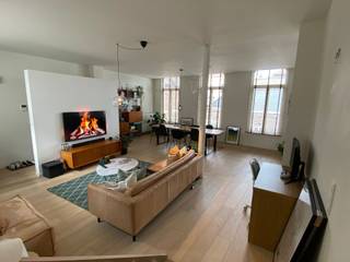 Dit comfortabele appartement verwelkomt je via een verzorgde inkomhal die vervolgens uitkomt in de ruime leefruimte. Dankzij de open indeling...