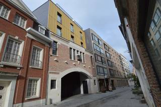 Deze prachtige penthouse in Kortrijk is een unieke kans voor wie op zoek is naar luxe en comfort. Dit appartement biedt alle moderne gemakken die je maar kunt wensen.<br /><br />Een bijzondere troef van deze locatie is de komst van een semi-publieke, groene doorgang van de Grote Markt tot in de Jan Persijnstraat. <br /><br />Indeling als volgt: <br />Inkomhal met apart toilet, ruime en lichtrijke leefruimte met open keuken die voorzien is van alle toestellen (vaatwasmachine, frigo, oven, microgolf en inductie kookplaat). Aansluitend is er ook een eerste zonnig terras. <br /><br />Verder is er de ruime slaapkamer met aansluitend de badkamer die voorzien is van een inloopdouche. Via de slaapkamer is er toegang tot het 2e ruime terras waar je kunt genieten van het uitzicht over de stad. <br /> <br />Kortom, deze penthouse appartement in Kortrijk is een geweldige keuze voor wie op zoek is naar een modern en luxe verblijf. Met zijn prachtige terrassen, ruime indeling en energiezuinigheid (A label) is het de perfecte plek om te wonen.<br /><br />Huurprijs: 995 EUR/maand + 85 EUR/maand syndic of een totaal van 1.080 EUR/maand<br />Adres: Jan Persijnstraat 6/51, 8500 Kortrijk<br />Onze referentie: DEV5246