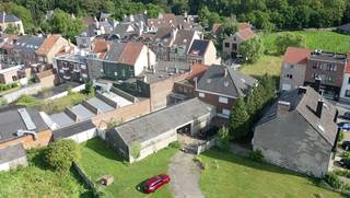 Met een bewoonbare oppervlakte van maar liefst 230 m², een in te richten zolder van ongeveer 100 m² bereikbaar via een vaste trap én een ruime loods van circa 160 m², biedt deze eigendom een uitzonderlijk aantal mogelijkheden. Of u nu een zelfstandige bent, een vrij beroep uitoefent, nood heeft aan een atelier, magazijn of werkplaats, of gewoon op zoek bent naar een woning met veel ruimte voor uw hobby's of verzamelingen, deze eigendom biedt het allemaal.<br />De woning geniet bovendien van een CENTRALE LIGGING in Groot-Bijgaarden, op wandelafstand van winkels, scholen, openbaar vervoer en met een vlotte verbinding naar de Brusselse Ring en andere belangrijke invalswegen. Hierdoor combineert u een uitstekende bereikbaarheid met alle comfort van wonen in het centrum.<br />Dankzij de royale volumes, de uitbreidingsmogelijkheden en de veelzijdige indeling vormt deze eigendom een ZELDZAME OPPORTUNITEIT voor wie op zoek is naar een pand met zowel privé als professioneel potentieel.<br />Indien interesse, neem vrijblijvend contact op met Immo Store via 02/203.03.03 of mail naar info@immo-store.be. Wij helpen u graag verder.