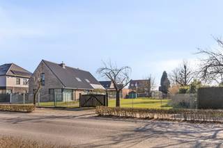<p>Prachtig stuk bouwgrond <strong>(+- 661m²)</strong> voor <strong>open bebouwing </strong>gelegen in een kindvriendelijke buurt. De bouwgrond is reeds verkaveld en de volledige bouwvoorschriften zijn te verkrijgen en downloadbaar als bijlage via www.listings.be.</p>
<p><strong>Bouwvoorschriften:</strong></p>
<p>- Breedte perceel straatzijde: ca. 15m;</p>
<p>- Diepte perceel: ca. 45m;</p>
<p>- Bouwdiepte gelijkvloers: max. 17m;</p>
<p>- Bouwdiepte eerste verdieping: max. 13m;<br /><br />- Dakverdieping onder zadeldak met dakbasis van 9m;</p>
<p>- Voorgevelbreedte: ca. 9m;</p>
<p>- Kroonlijsthoogte: max 6,50m;<br /><br /><strong>Ligging:<br /></strong>Gelegen in een <strong>rustige, landelijke omgeving</strong> tussen het centrum van Ranst en Oelegem. Dichtbij invalswegen, openbaar vervoer, winkels en het kanaal.<br /><br />Contacteer <strong>LISTINGS</strong> voor meer informatie.</p>