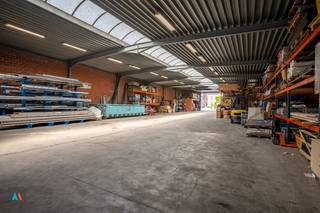 Ruime loods met buitenopslag en parkeergelegenheid in het centrum van LoenhoutCentraal gelegen op wandelafstand van alle voorzieningen en het...