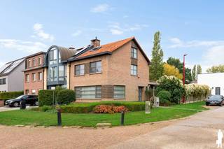 In een rustige en kindvriendelijke woonwijk (doodlopend) te Lint bevindt zich deze verzorgde halfopen bebouwing op een perceel van 387 m². De woning combineert een ruime, lichtrijke indeling met een gezellige tuin, afzonderlijke garage en gunstige energiescore.<br />Met een bewoonbare oppervlakte van ca. 200 m², vier slaapkamers en een ruime leefruimte met open keuken biedt deze woning alle comfort voor een gezin. Bovendien werden reeds verschillende energetische verbeteringen uitgevoerd, waaronder vernieuwd ramen, een recente ketel en zonnepanelen.<br /><br />Troeven<br />• Bew. opp.: ca. 200 m² <br />• Grondopp.: ca. 387 m²<br />• EPC B<br />• 9 zonnepanelen<br />• Alu ramen met dubbele beglazing (ca. 2014)<br />• Nieuwe ketel (2021)<br />• 4 slp<br />• Ruime en lichtrijke leefruimte<br />• Open keuken met ontbijthoek<br />• Gezellige houtkachel<br />• Praktische wasruimte/berging<br />• Aangename tuin met ruim terras<br />• Afzonderlijke garage met oprit, bereikbaar via achterliggende straat<br />• Kindvriendelijke, doodlopende straat<br />Ligging<br />De woning ligt in een aangename woonwijk, op korte afstand van het centrum van Lint, winkels, scholen en openbaar vervoer. Ook de omliggende gemeenten en verbindingswegen zijn vlot bereikbaar.<br /><br />Indeling<br />Gelijkvloerse verdieping<br />Via de inkomhal met gastentoilet betreedt u de bijzonder ruime leefruimte, waar grote raampartijen zorgen voor een overvloed aan natuurlijk licht. De gezellige zithoek met houtkachel en de aansluitende eetplaats vormen samen een aangename leefomgeving.<br />De open keuken in landelijke stijl sluit naadloos aan op de eetruimte en beschikt over een praktische ontbijthoek met zicht op de tuin. Dankzij de grote schuiframen geniet u hier van een mooi contact met het terras en de buitenruimte.<br />Verder bevindt zich op deze verdieping een afzonderlijke wasruimte/berging.<br /><br />Eerste verdieping<br />De nachthal geeft toegang tot drie volwaardige slaapkamers en een verzorgde badkamer. De kamers kunnen flexibel worden ingericht, bijvoorbeeld als kinderkamer of bureau.<br /><br />Tweede verdieping<br />Via de vaste trap bereikt u de ruime vierde slaapkamer, eveneens geschikt als hobbyruimte of thuiswerkplek.<br /><br />Buitenruimte<br />De volledig omheinde tuin biedt een ruim terras en een aangename groene omgeving om in alle privacy te ontspannen. Achteraan bevindt zich de afzonderlijke garage, bereikbaar via de achterliggende straat en voorzien van een eigen oprit.